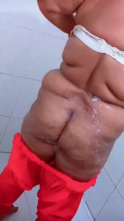 güzel sundari banyoda duş almaya giderken amındaki kılları tıraş etti. | Klip 1