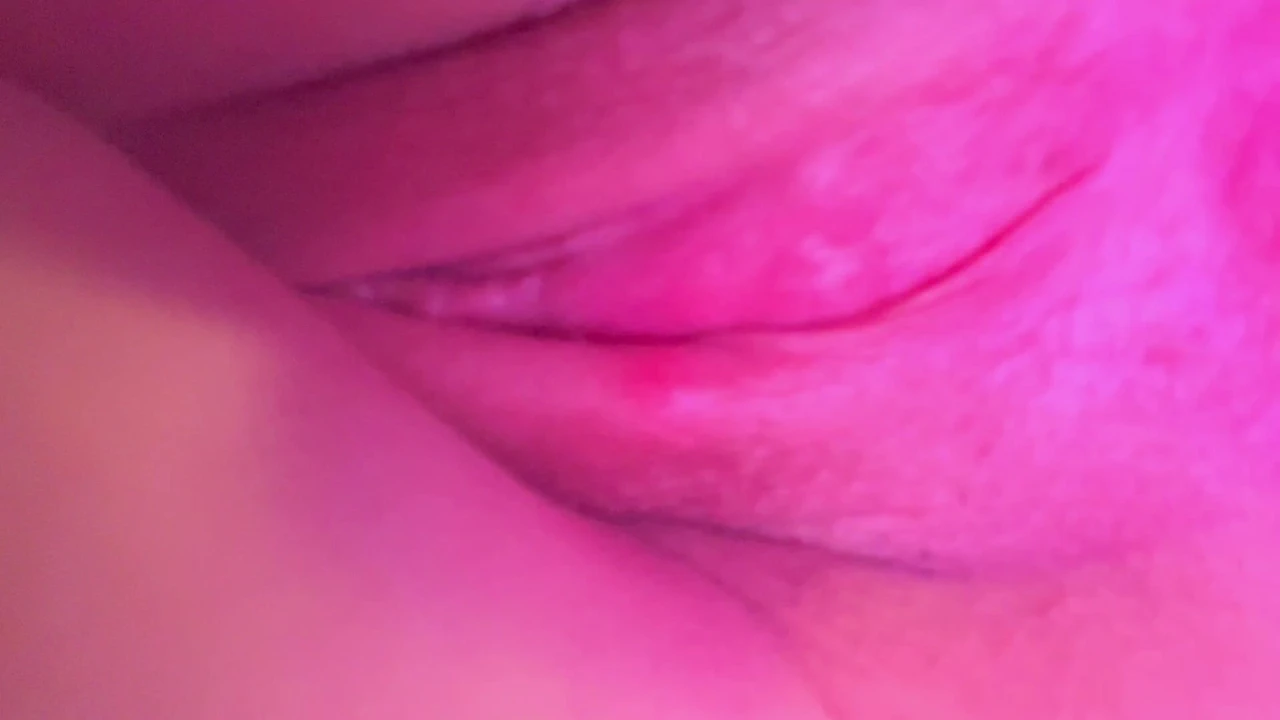 O seksi amcığı gösteriyor