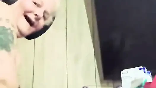 Bu kaltağın tokatlanması ve şaplak atılması gerekiyor burada sert bir eldiven boşalıyor sevdiği mmmm
