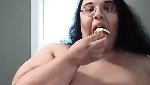 Çıplakken yüzümü keklerle dolduruyor