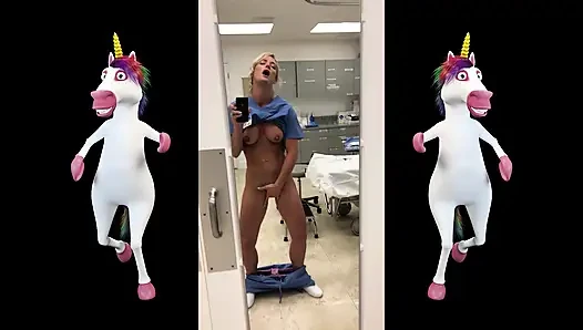 En ateşli orta yaşlı seksi kadın Richelle Ryan büyük göğüslerini ve büyük götünü yağlıyor ve kamerada canlı mastürbasyon yapıyor