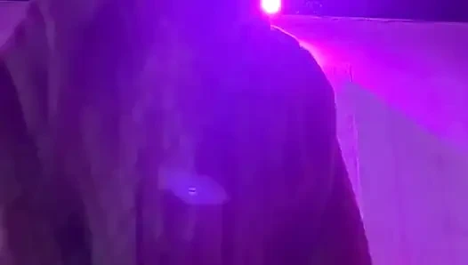 Biri bikini giymiş sigara, kulüpte ceket giymiş