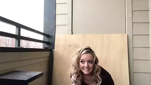 Sıcak sarışın kız osuruk