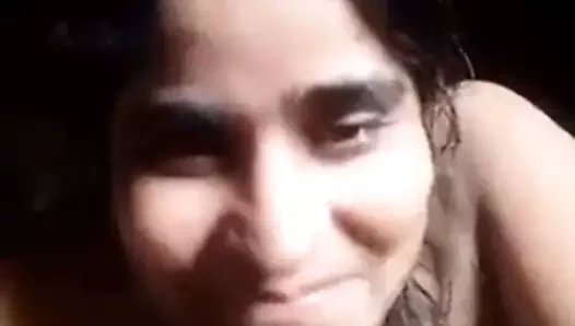 Desi olgun kadın koca için onu çıplak yakalamak için mücadele