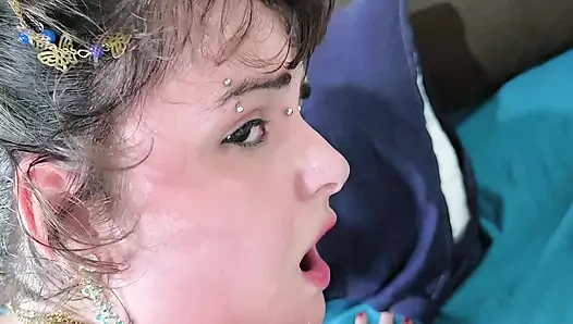 Evli kız en iyi arkadaşının erkek arkadaşının dilinin ve yarağının tadını çıkarıyor