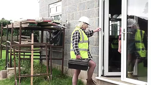 İnşaatçının evli kadınları sert sikişiyor