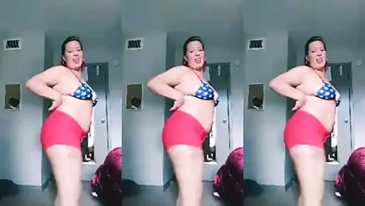 Kalın seksi beyaz kız dans büyük göğüsler adım anne