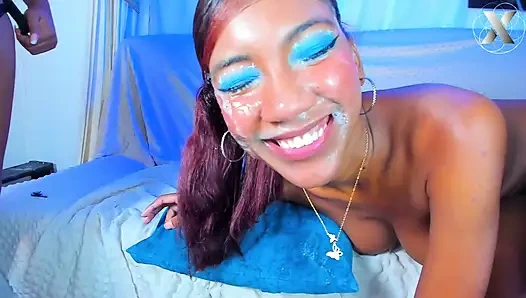 Çifte penetrasyon dildo iki azgın lezbiyen tek bir uzun oyuncağı paylaşıyor