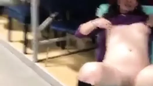 se masturba en el. supermercado
