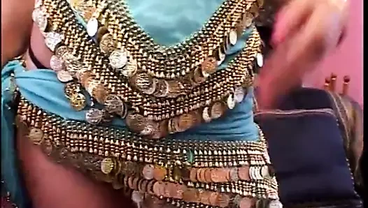 Hint kız gets üzerinde ona dizler ve berbat bir büyük horoz