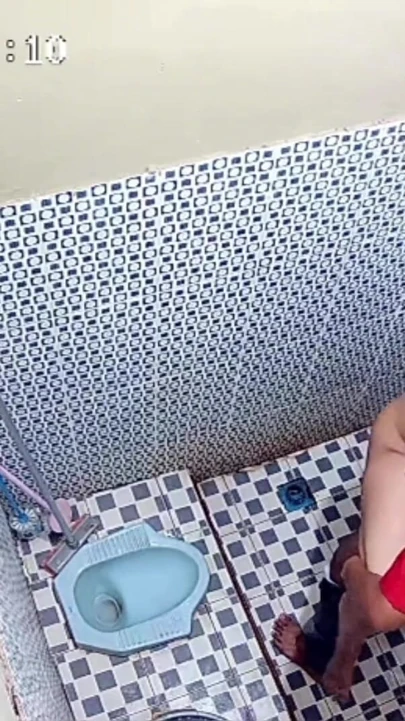Mini market görevlisinin banyosunda sapık davranışlarda bulunan kamera | Klip 1