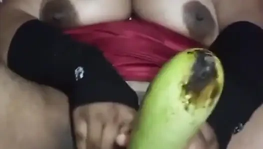 Gün içi savita bhvi şişe amına su kabağı sokuyor. Amcığı yırtıldı ve parlak kızardı ve tüm meyve suları fışkıran oldu.