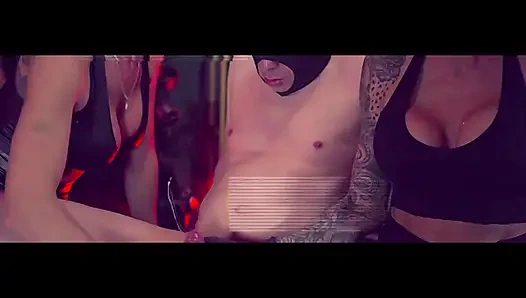 Olgun dominatrix zonklayan takma yarakla itaatkarın genişleyen götünü genişletiyor