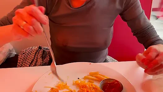 Tamamen dolgun üst giyen bir restoranda öğle yemeği yiyorum pirsingli meme uçlarımı ve seksi göğüslerimi teşhir ediyor