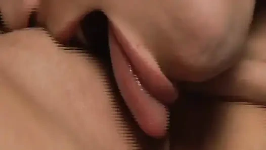 Güzel esmer Peacherino dil becerilerini geliştirmek için özel dersler alıyor