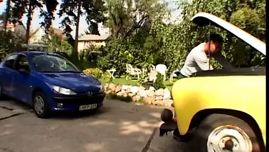 İki makinist arabada aptal güzel bir esmer sikişiyor