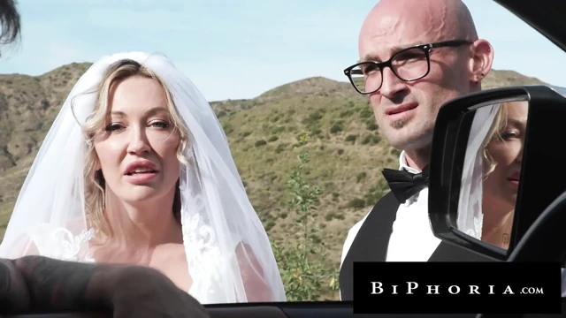 Biphoria - "daha yeni evlendik" - ateşli evli kadın kocası ve yabancı tarafından çift vajinal sikiliyor