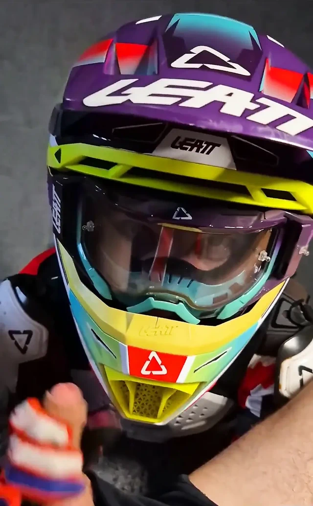 Moto vitesini giyerken erkek arkadaşımı tatlı bir şekilde emdim