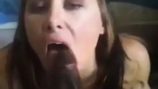 Edepsiz orta yaşlı seksi sürtük en iyi arkadaşlarının üvey oğluyla sikişiyor