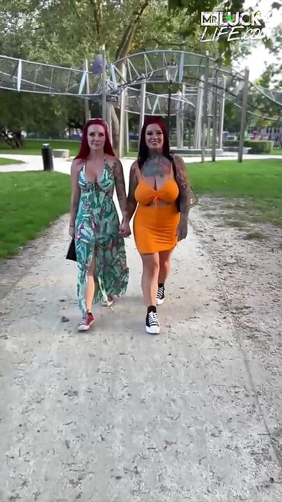 Sabien Demonia ve Aspen Jade eğlenceyi paylaşıyor