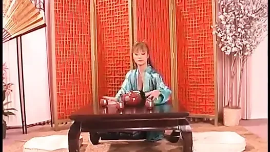 Güzel geyşa mia beyaz adamla sikişiyor ve dölünü yutuyor