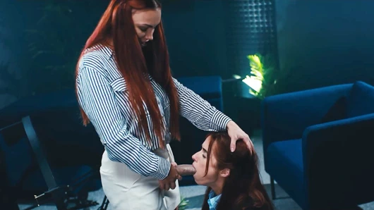 Octokuro yarak yetiştiriyor! Azgın kızıl saçlılar gerçek hayatta futa transeksüel seks yapıyor ve sert sakso çekiyor