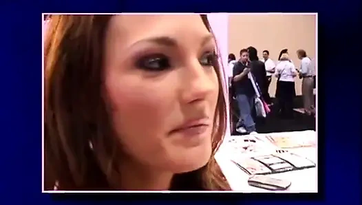 Хорошенькая суетливая блондинка трахается с большим хуем, сосет на рынке