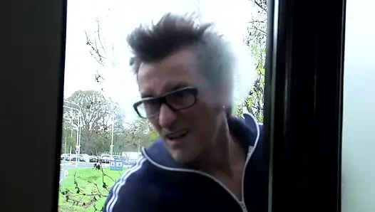 Seksi büyük götlü piliç mutfakta sikicisinden yüzünü sikiyor