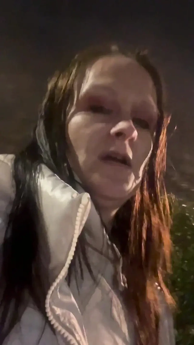 Care Aide molada umumi banyoda boşalıyor