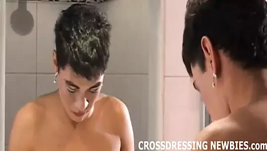 Kadın kılıklı götünü sikmeden önce bu iç çamaşırını giy