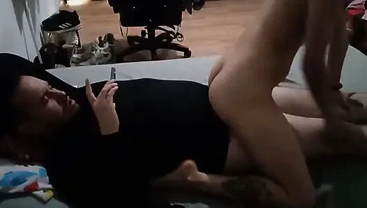 Heyecanlı genç kadın eski erkek arkadaşının intikamı için komşusunun yarağına biniyor