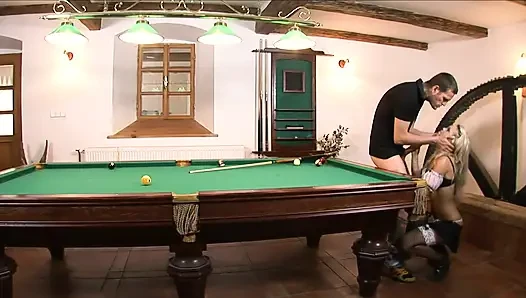 Seksi Fransız hizmetçi bilardo masasında sikiliyor