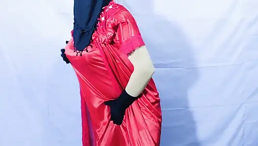 Hintli ateşli güzel yenge odasında dans ediyor ve açık bir şekilde seks yapıyor