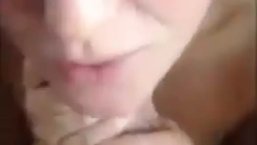 benim küçük fahişe altın bir duş veriyor