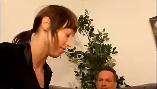 Yaşlı ve genç sarışın orta yaşlı seksi kadın lezbiyen amcık yalıyor