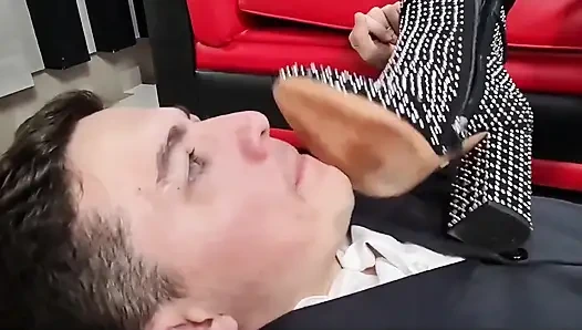 Seksi dominatrix terapi fantezisi bir kaybedene hak ettiği tedaviyi verdi