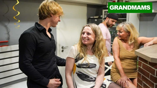 Kirli yaşlı kulüp fahişeleri iyi vakit geçirmek istiyor