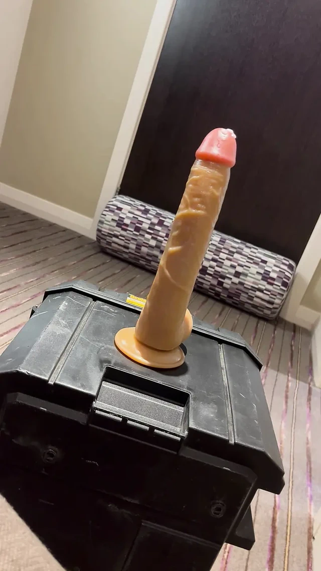 Otelde yalnız, 10 inçlik yarağıma biniyorum