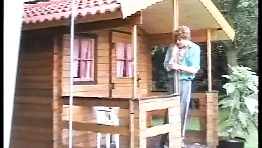 Alman sürtük sıkı anal deliğini sikiyor