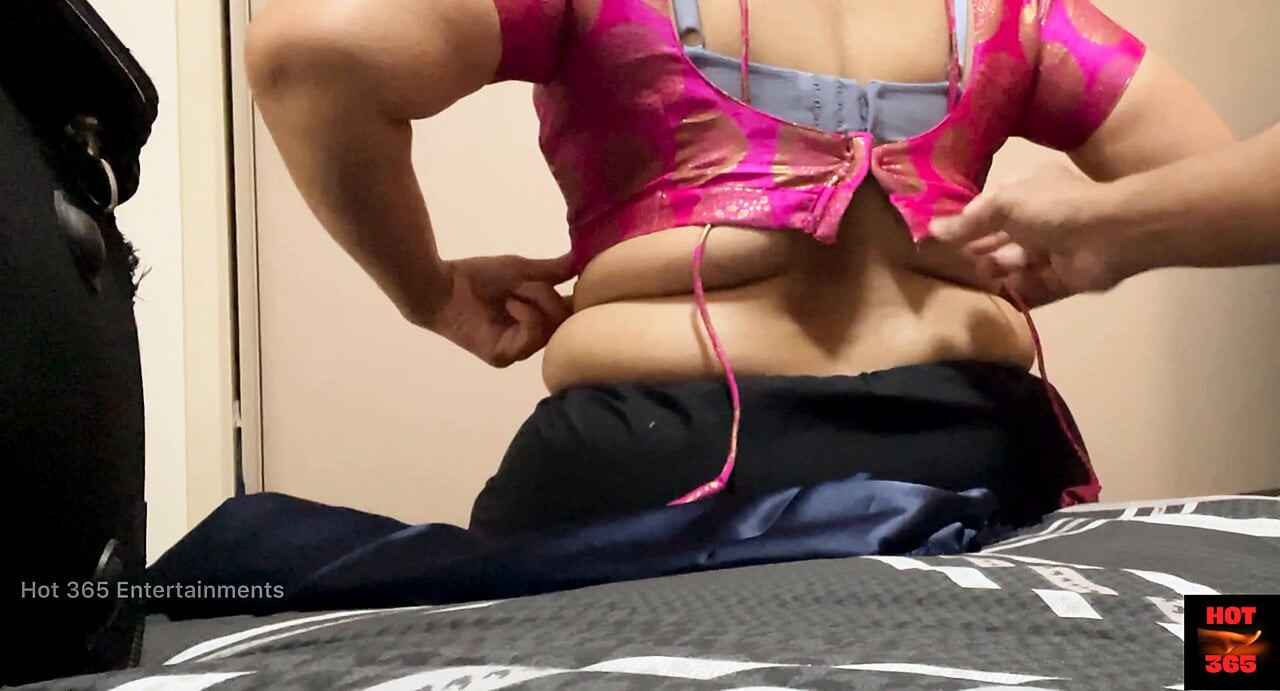 Koca yardımcı olur seksi karısı saree bluz giyiyor