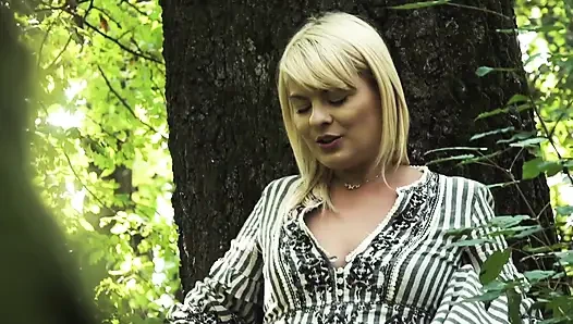 Fileli ve iç çamaşırlı büyük götlü sarışın orta yaşlı seksi kadın bakış açısıyla sikişmeyi seviyor