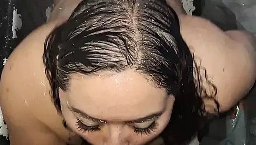 Sürtük evli kadın sakso çekiyor ve sidik içiyor