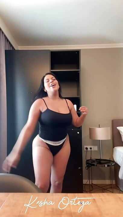 Yığılmış hatun Kesha Ortega küçük bir dildoyla edepsizleşiyor!