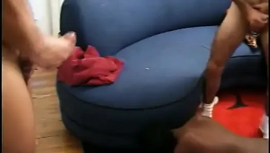 Azgın zenci kadın başka bir adam onu sikerken sakso çekiyor
