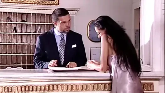 Otel müdürü güzel genç müşteriyi sikiyor