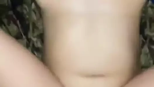 Chica con tetas juguetonas