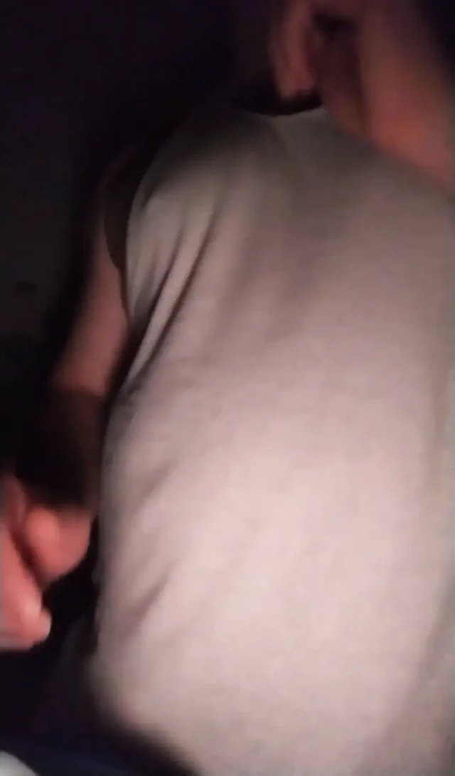 Ben yavaşça dans ediyor ve striptiz yapıyor