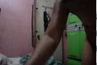 23. Pinay orta yaşlı seksi kadın bir adamın kamerada boşalmasını sağlıyor