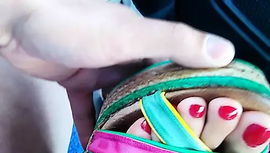 Kırmızı ayak parmaklarını takıyor