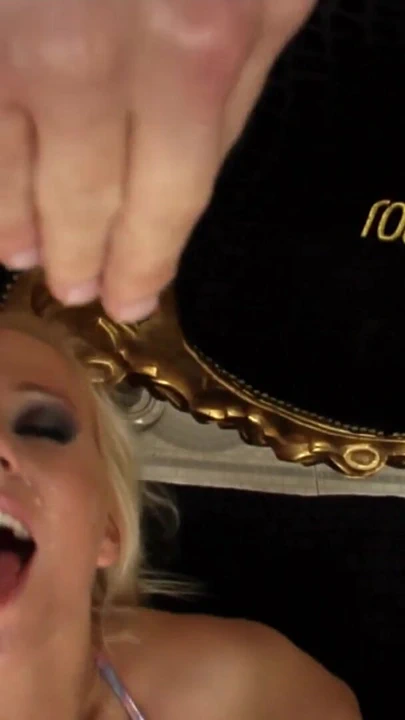 "Genç sürtük aynı anda 2 yarakla sikiliyor ve şehvetten fışkırtıyor!"